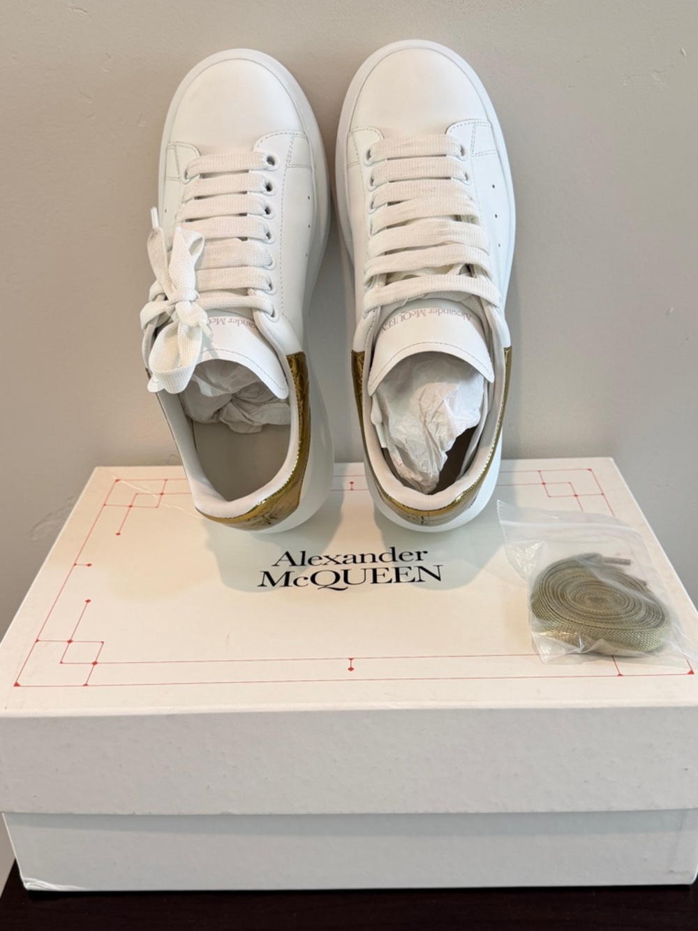 Alexander McQueen Women’s Oversized Sneakers White Gold Crocodile sz US 9.5 - Picture 3 of 16